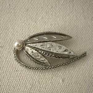 Sphinx Signed Vintage Silver Plated Marcasite & Faux Pearl Brooch. 1950-60’s.